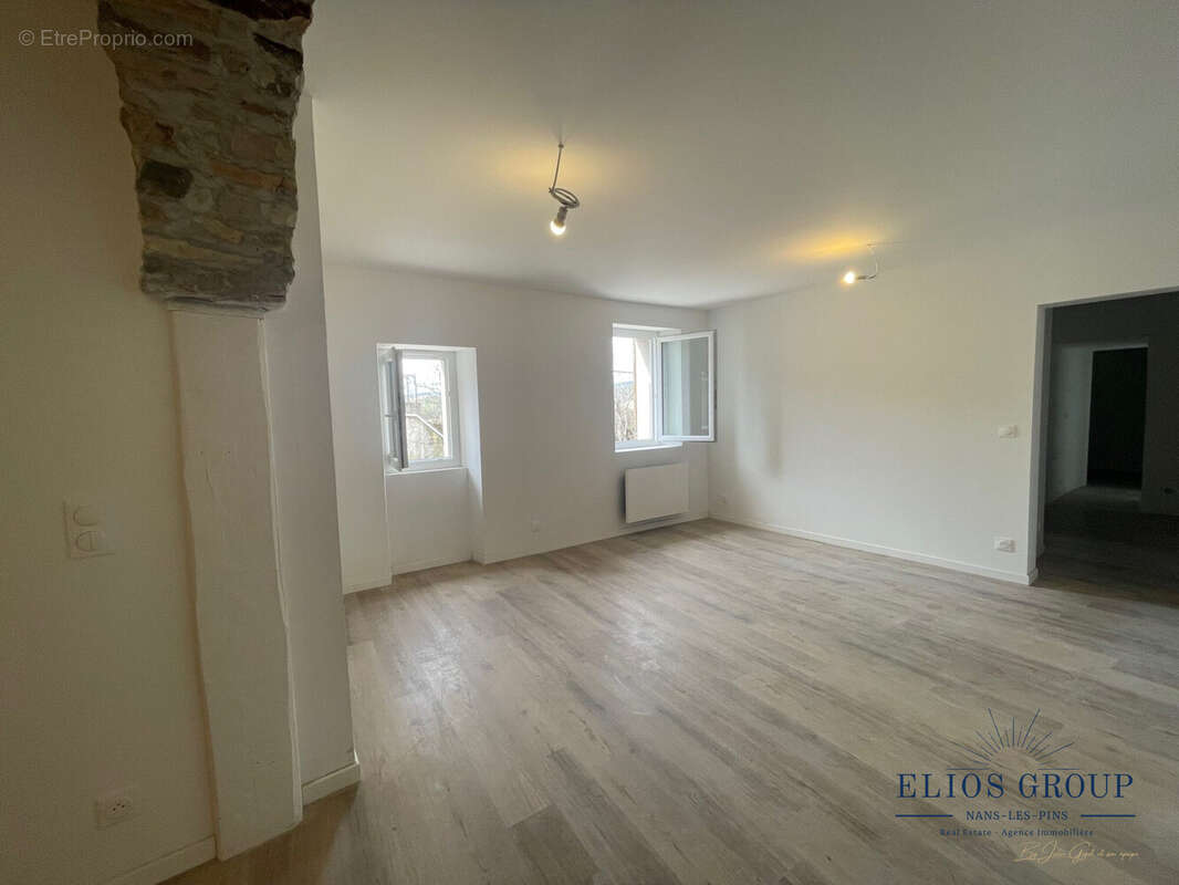Appartement à ROUGIERS