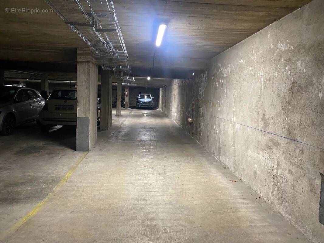 Parking à PARIS-16E