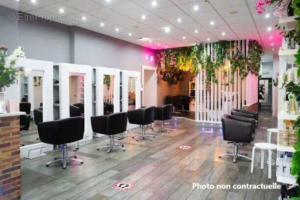 A wide-angle shot of a hair and beauty salon. - Autre à BOURGOIN-JALLIEU