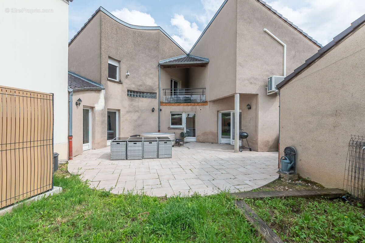 Maison d'architecte de 300m2 sur un terrain de 5.79 ares avec jardin et garage - photo 12