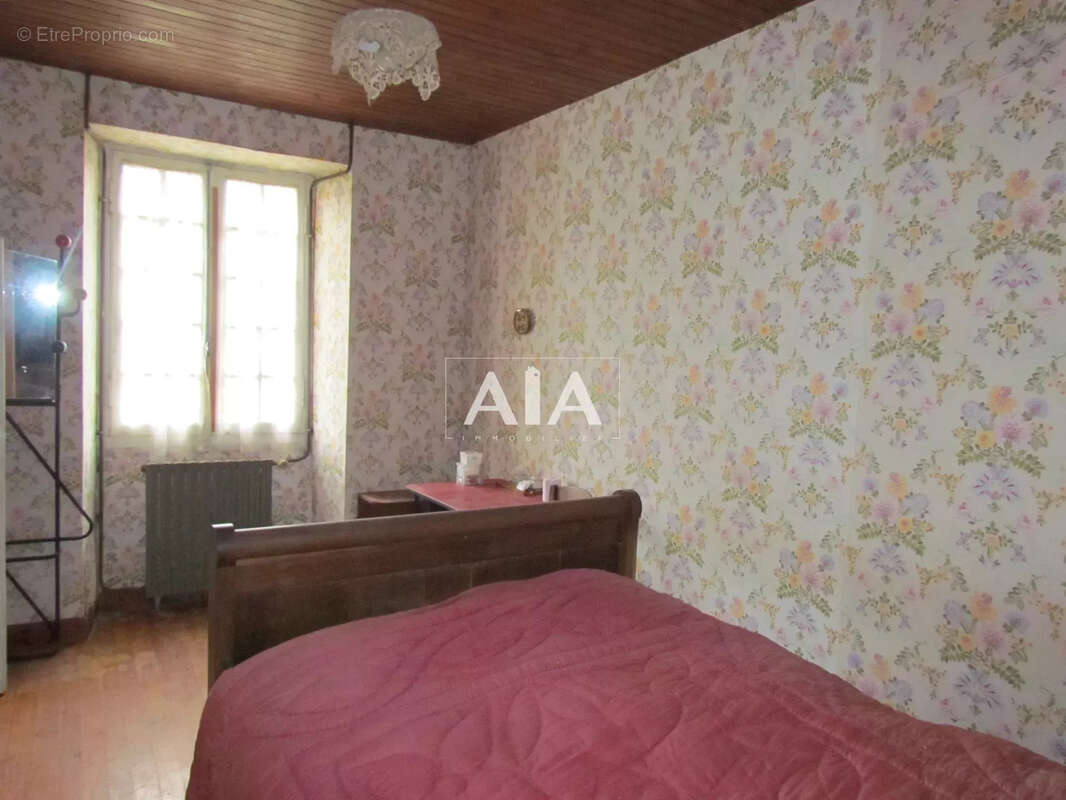 Maison à LES ADJOTS