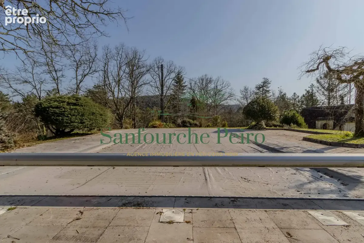 Situé à 18km à l'ouest de Sarlat et à 2km de Saint Cyprien - photo 39