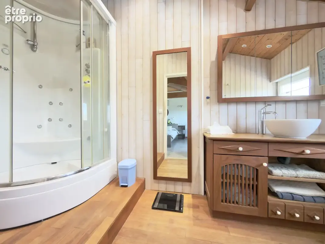 Villa d'exception avec piscine, jacuzzi, double garage et petit étang. - photo 27