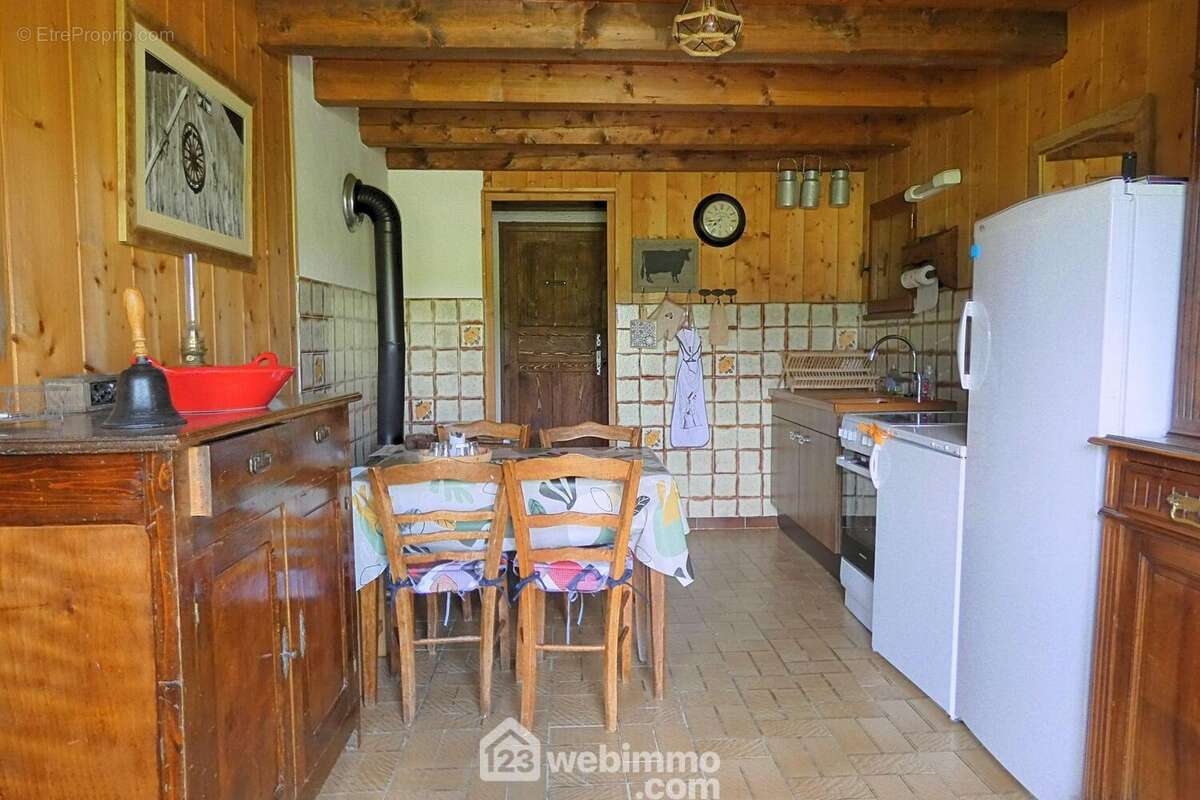 Vous entrez directement dans la cuisine équipée d'un poêle à bois. - Maison à UGINE
