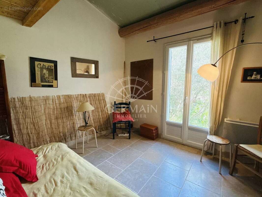 Fontaine-de-Vaucluse, maison atypique de 65 m² avec vue imprenable sur le château et les Monts de Vaucluse - photo 5