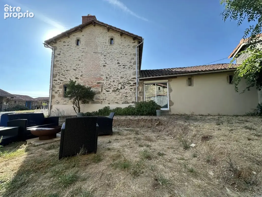 Ancien corps de ferme rénové, 5 chambres + gite + grange de 204 m² et 4 196 m² de terrain - photo 16