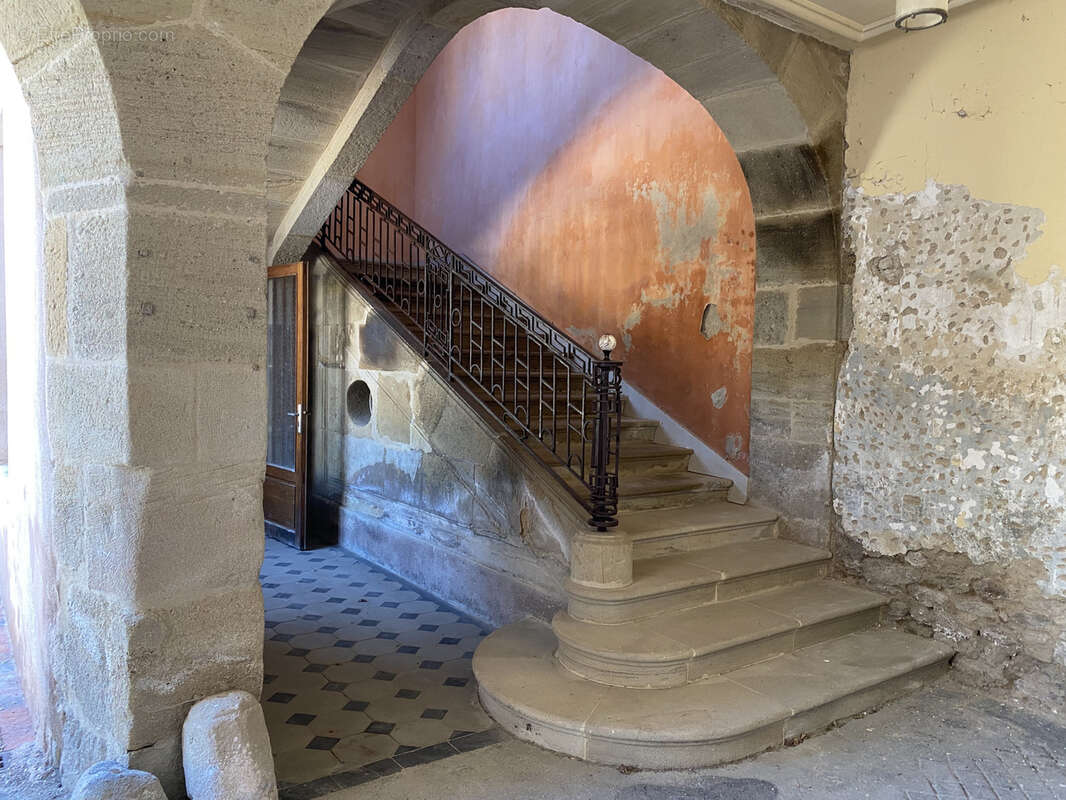 Hotel particulier de 1850, à  AUTUN, en centre ville, avec cour fermée et déendances. - photo 9