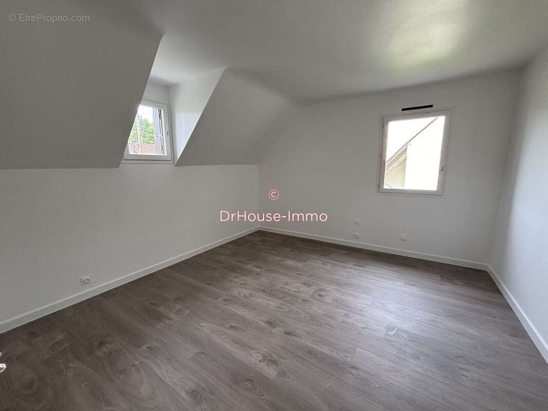 Maison à LE MESNIL-SAINT-DENIS