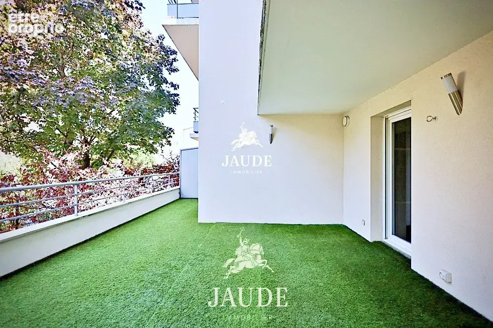 A VENDRE Appartement T3 rénové de 128 m2 avec deux terrasses, vue sur le Puy de Dôme, garage et parking - photo 7