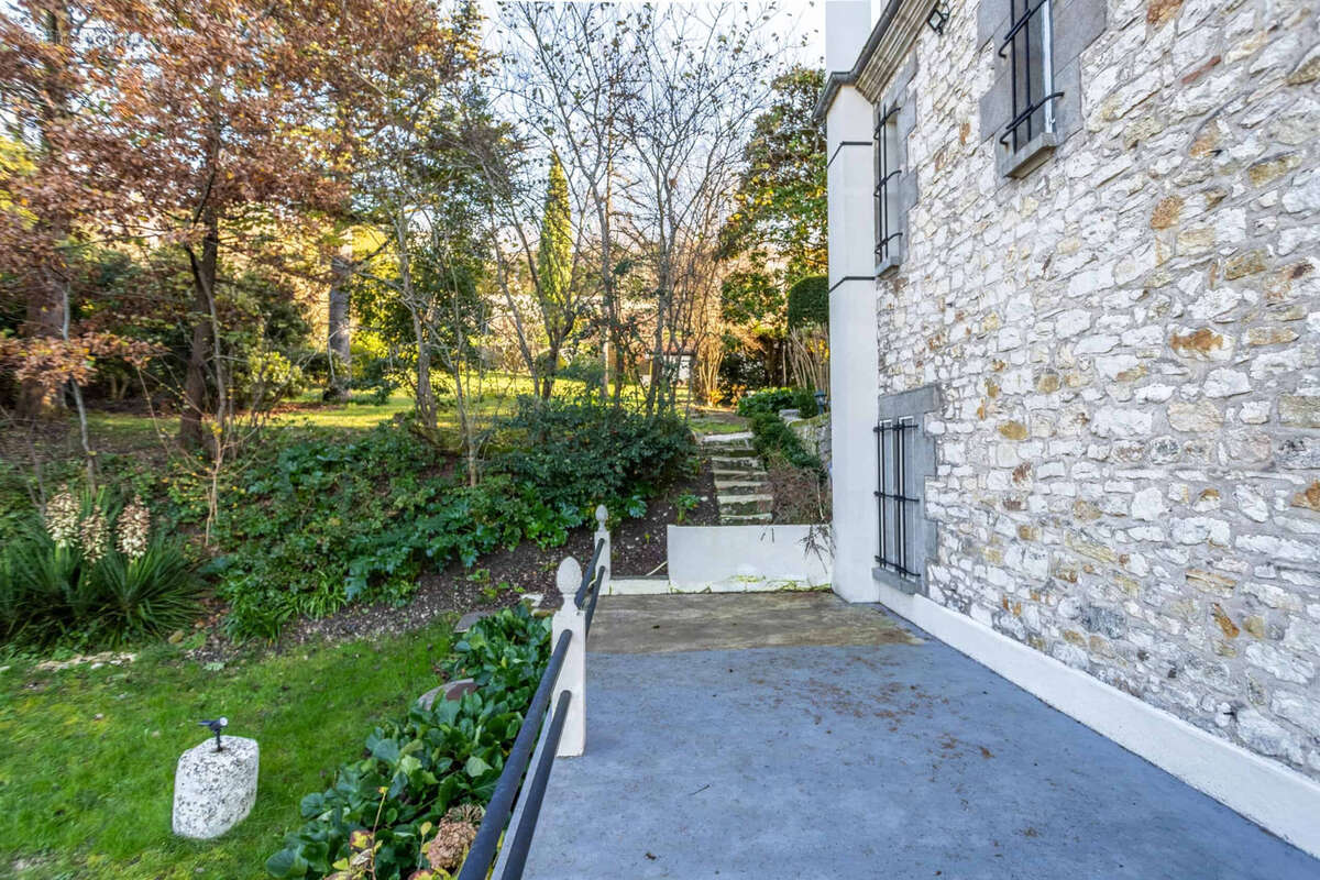 Town house with garden and garage - photo 8