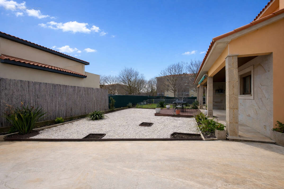 Maison à SAINT-LAURENT-DE-LA-SALANQUE