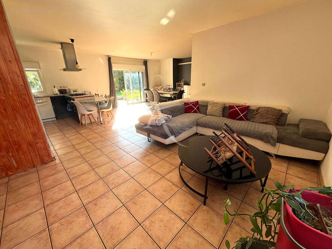 Maison à MONTIGNE-LE-BRILLANT