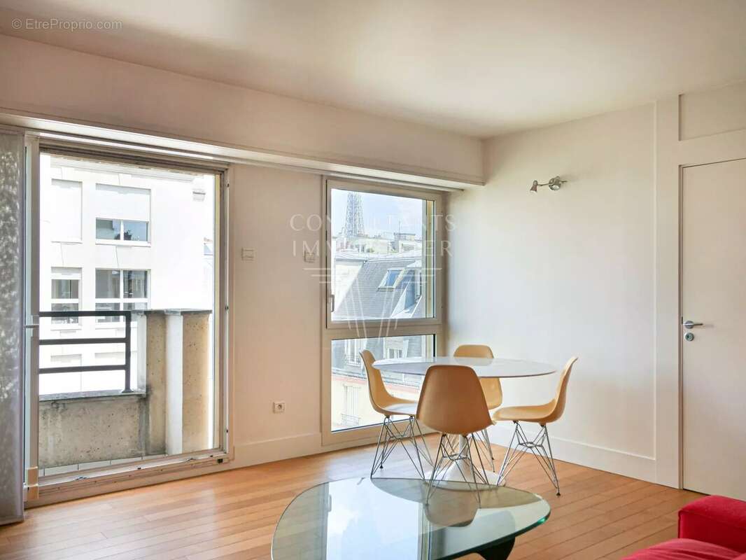 Appartement à PARIS-16E