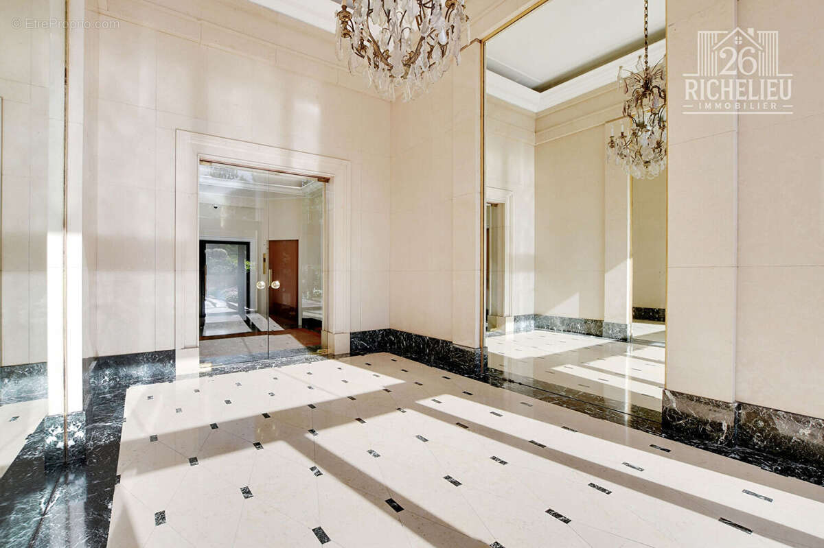 Appartement à PARIS-16E