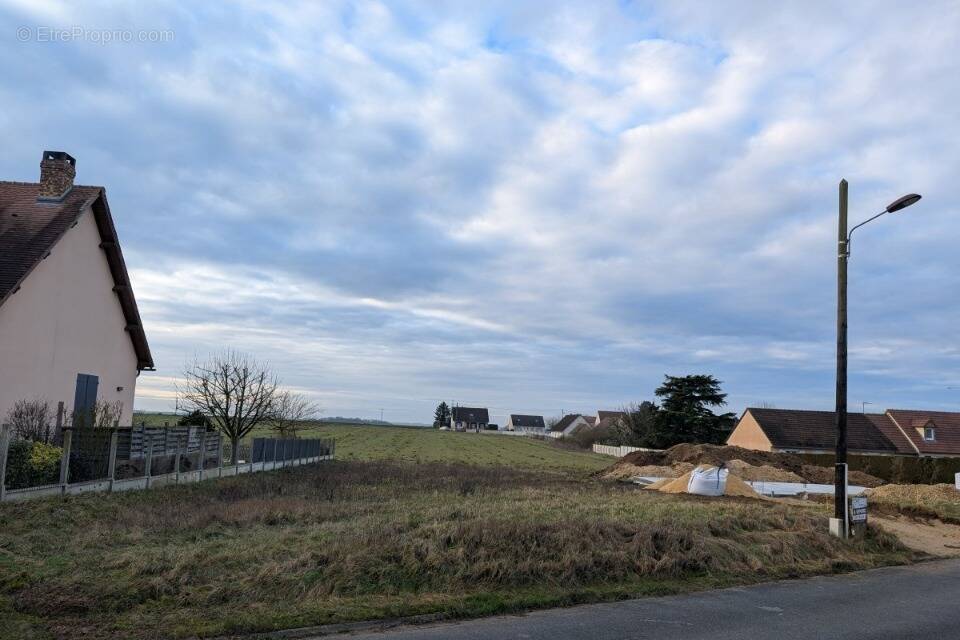 Terrain à BERCHERES-LES-PIERRES