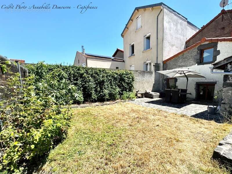 RIOM - EXCLUSIVITÉ – Maison de ville de caractère P6 entièrement rénovée avec jardin, abri et cave - photo 54