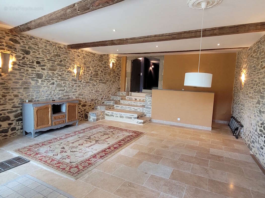Très jolie maison en pierres de 110 m² habitables avec terrasse  - photo 8