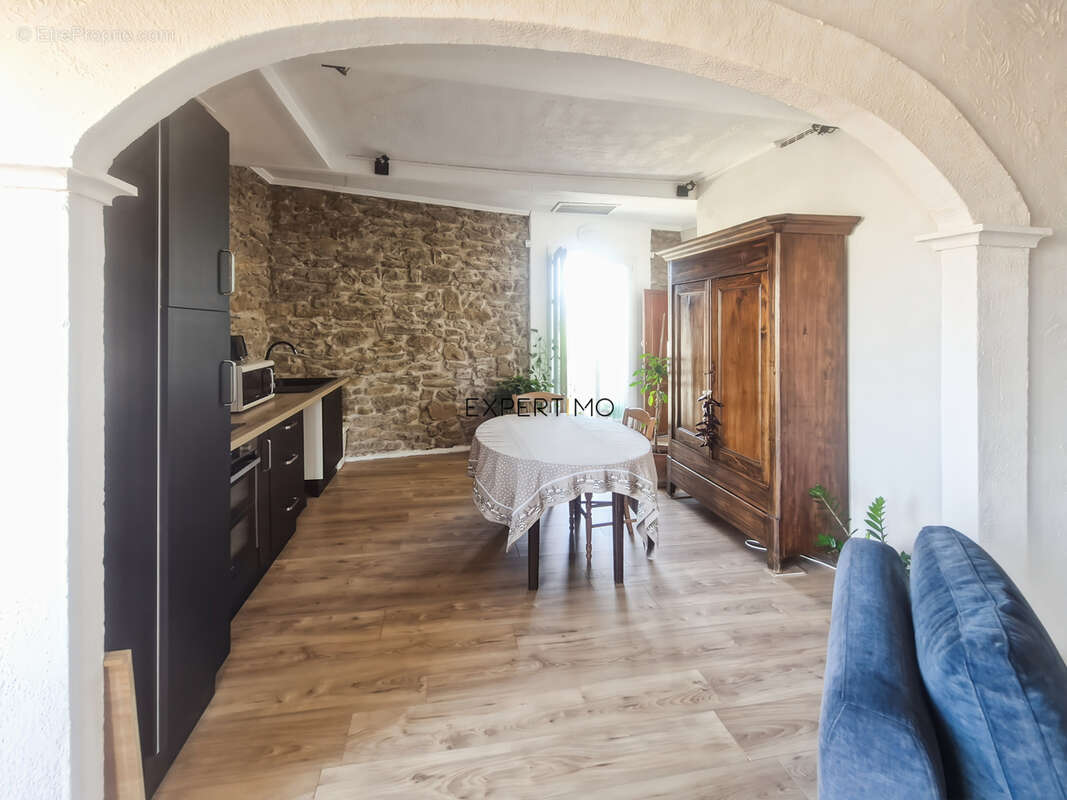Maison avec patio en pierre - photo 2