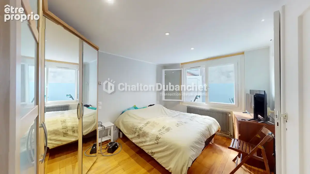 COURS (69) - Maison de ville rénovée de 82 m² avec terrasse - photo 6