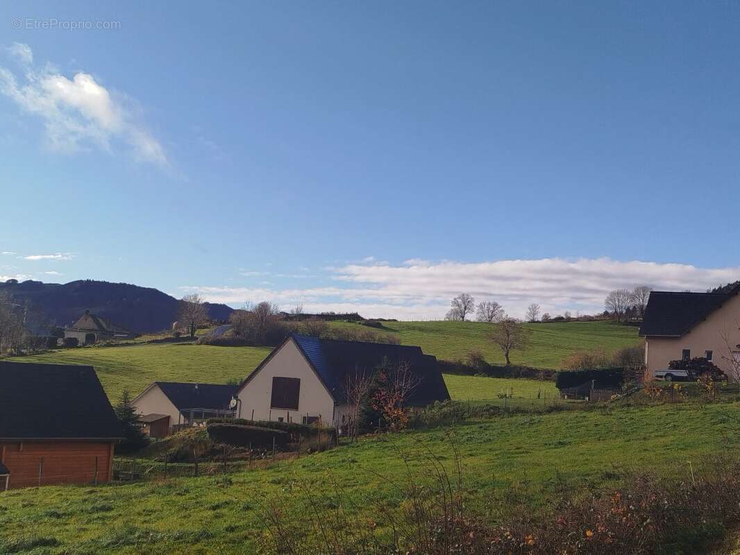 Terrain à BESSE-ET-SAINT-ANASTAISE