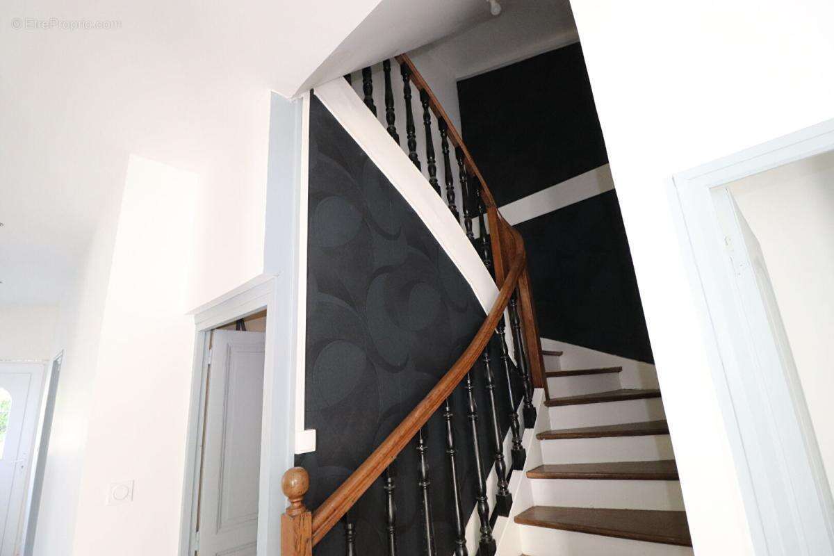 Maison Neris Les Bains 8 pièce(s) 108 m2 - photo 8