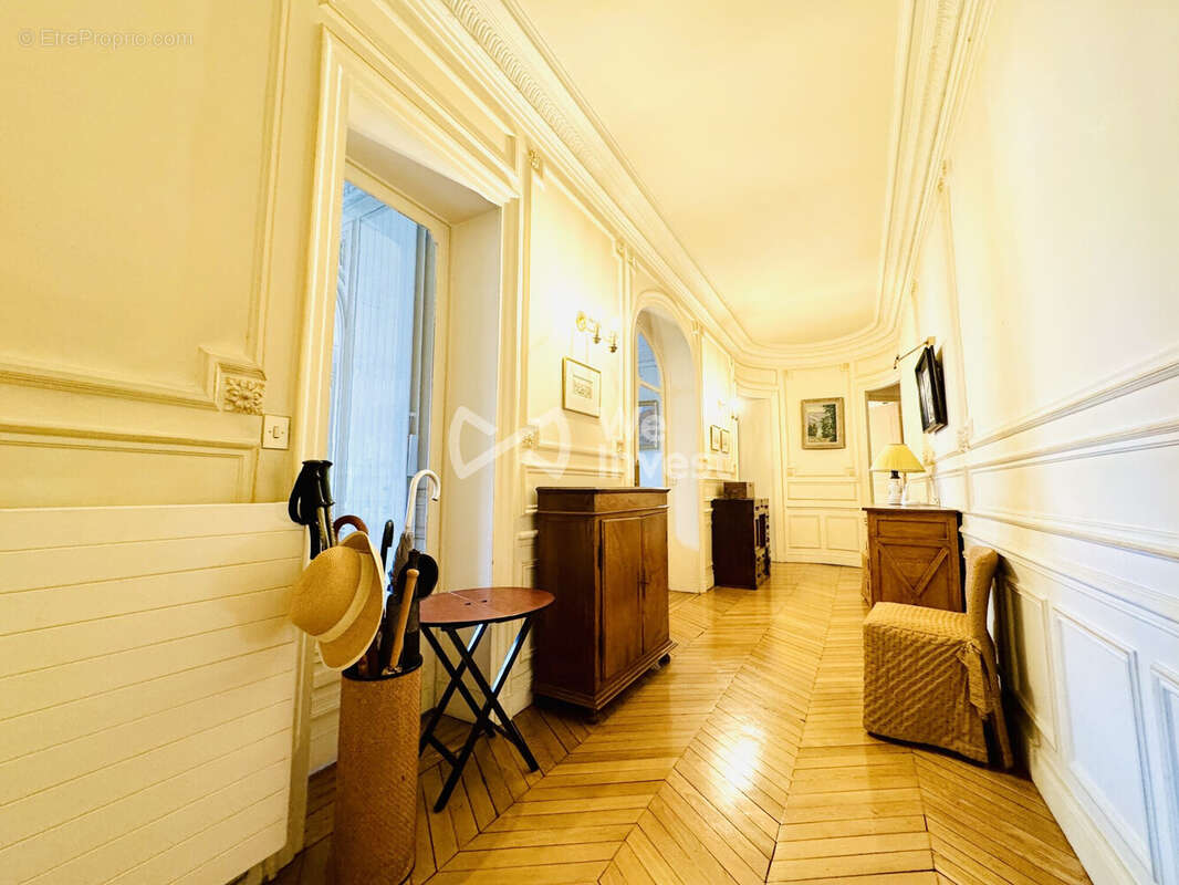 Hall d'entrée - Appartement à PARIS-17E