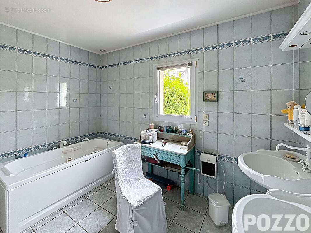 A Vendre - Élégante maison bourgeoise de 180 m² en plein coeur de Saint-Hilaire-du-Harcouët - photo 11