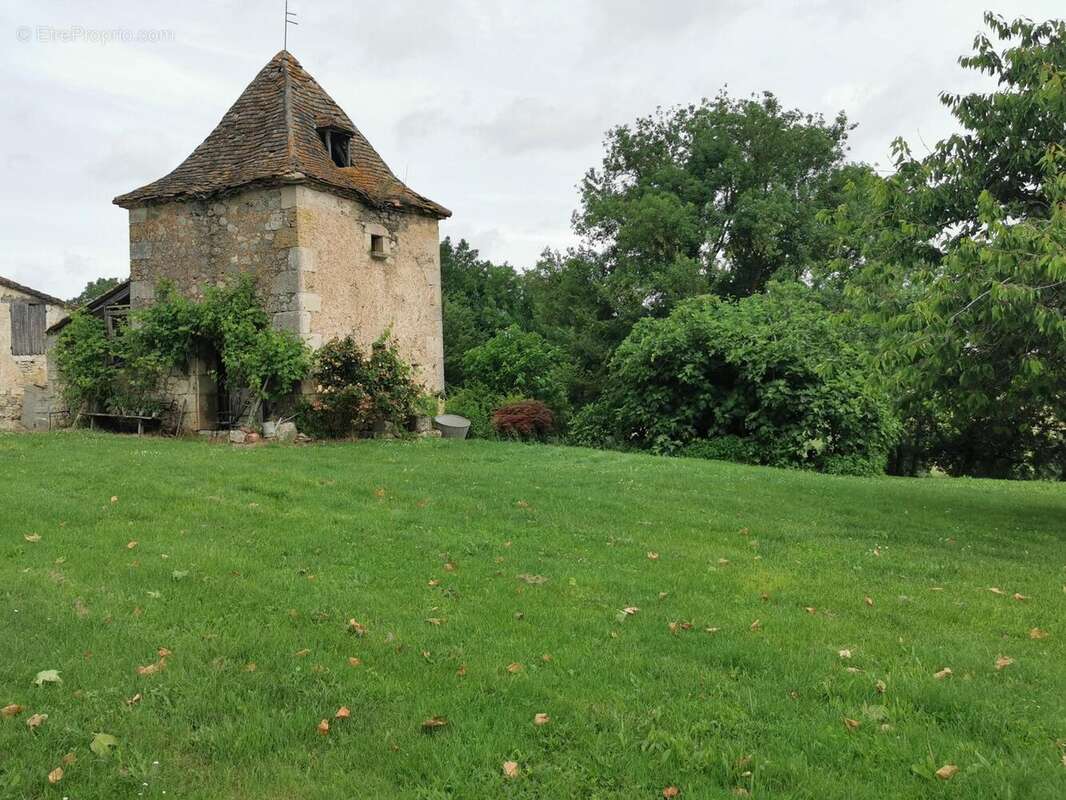 Maison 244 m² à Pergain-Taillac  - photo 4