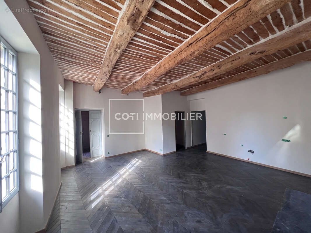 Appartement de caractere au coeur de lourmarin - place de l'ormeau - photo 4