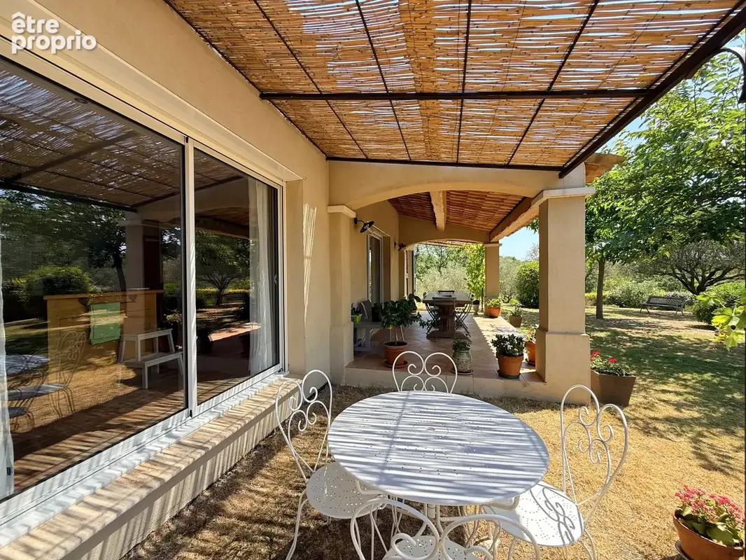 Saint-Paul-en-Forêt   Villa de plain-pied au calme sur 2 922 m2 - photo 2