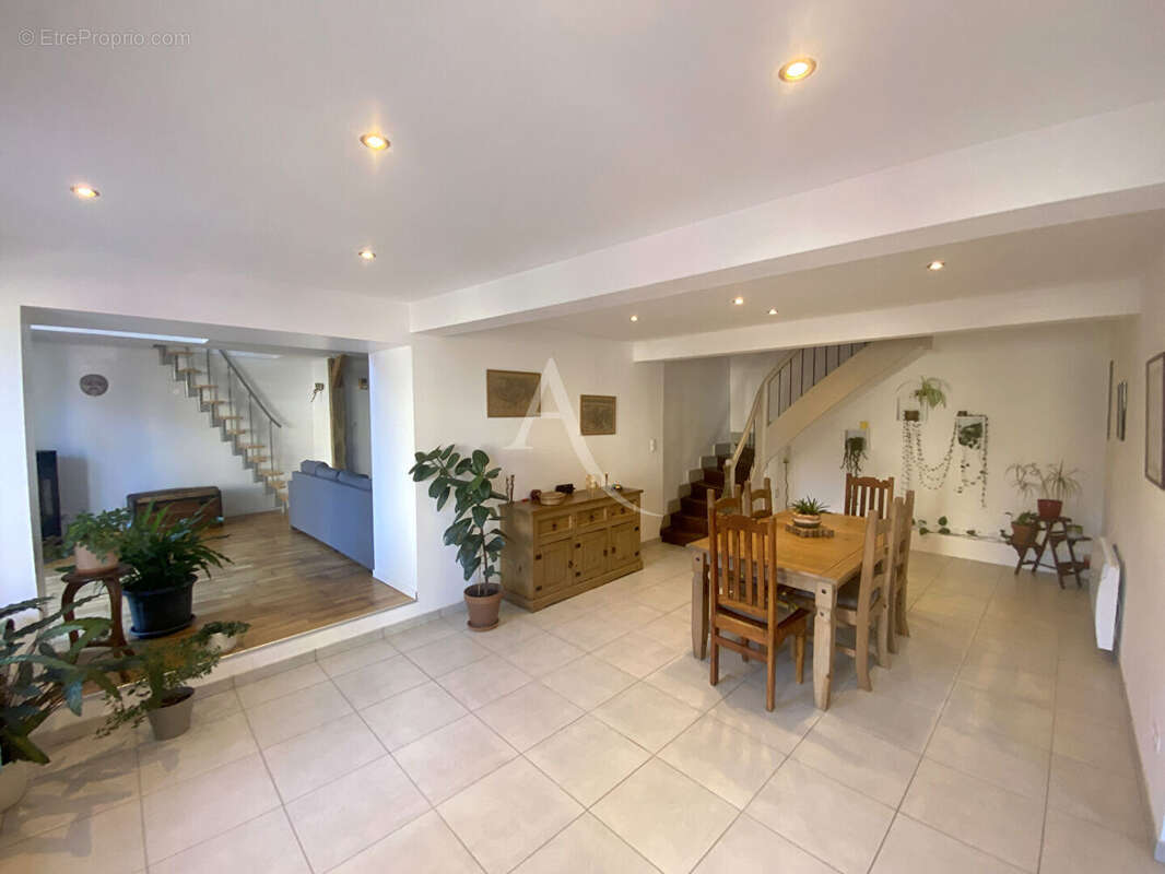 Maison à VILLENEUVE-LA-COMPTAL