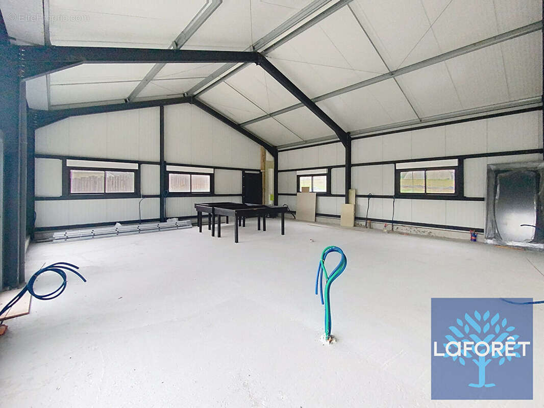 Commerce à POUILLON