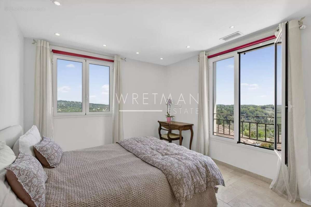 Maison à CHATEAUNEUF-GRASSE