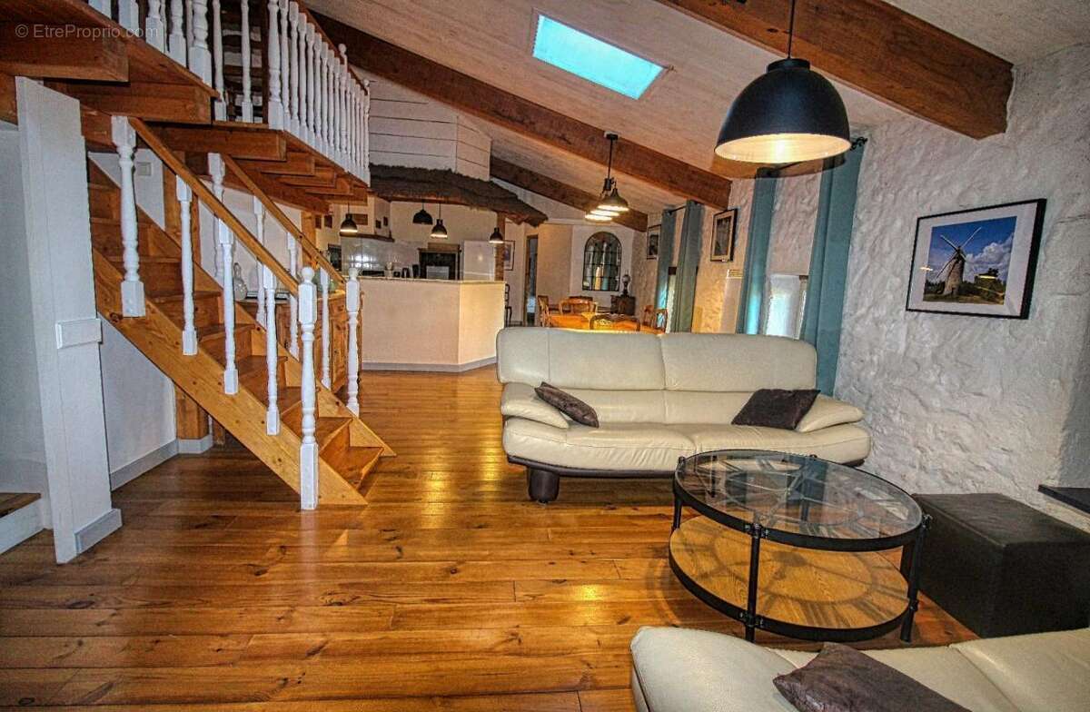 Maison à PRISSE-LA-CHARRIERE