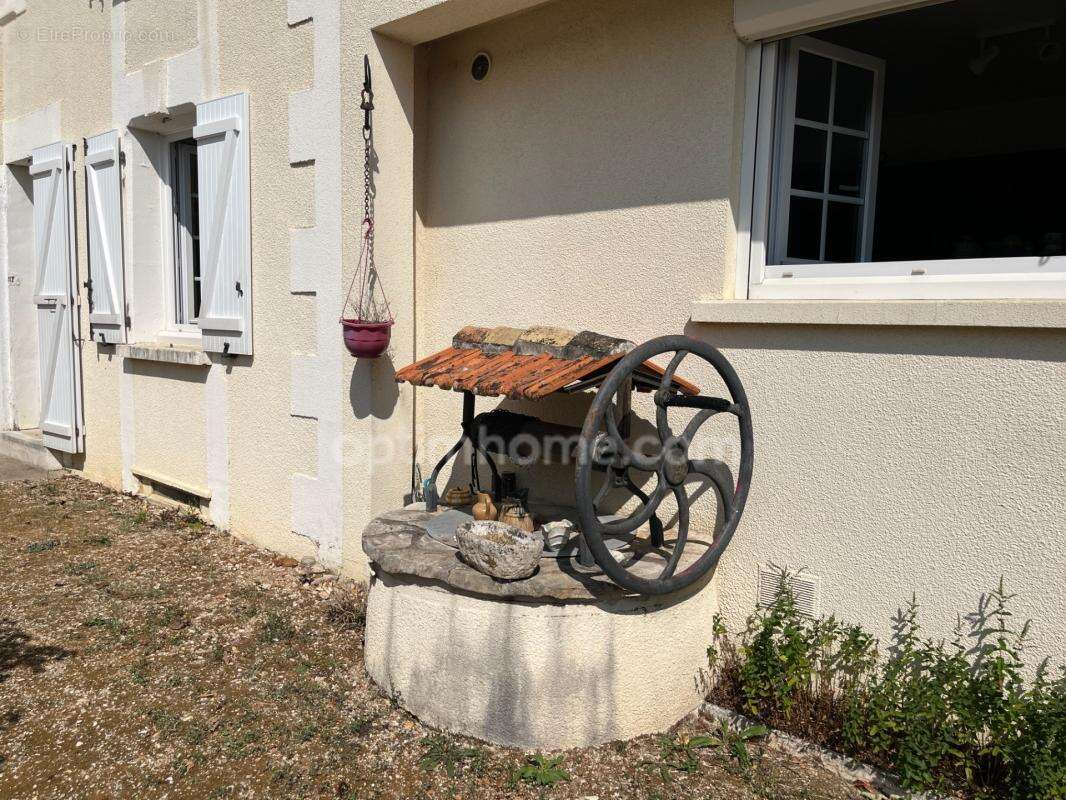 Maison de charme - 4 chambres - Beaux volumes - Garage 55m² - Mansle (16) - photo 2