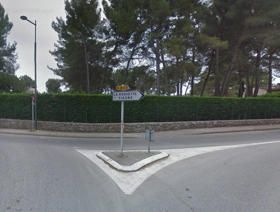 Parking à LA ROQUETTE-SUR-SIAGNE