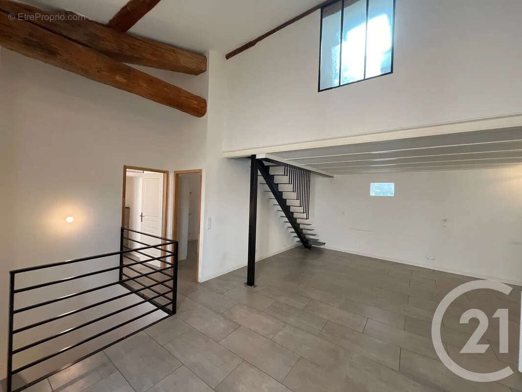 Appartement à SOLLIES-PONT