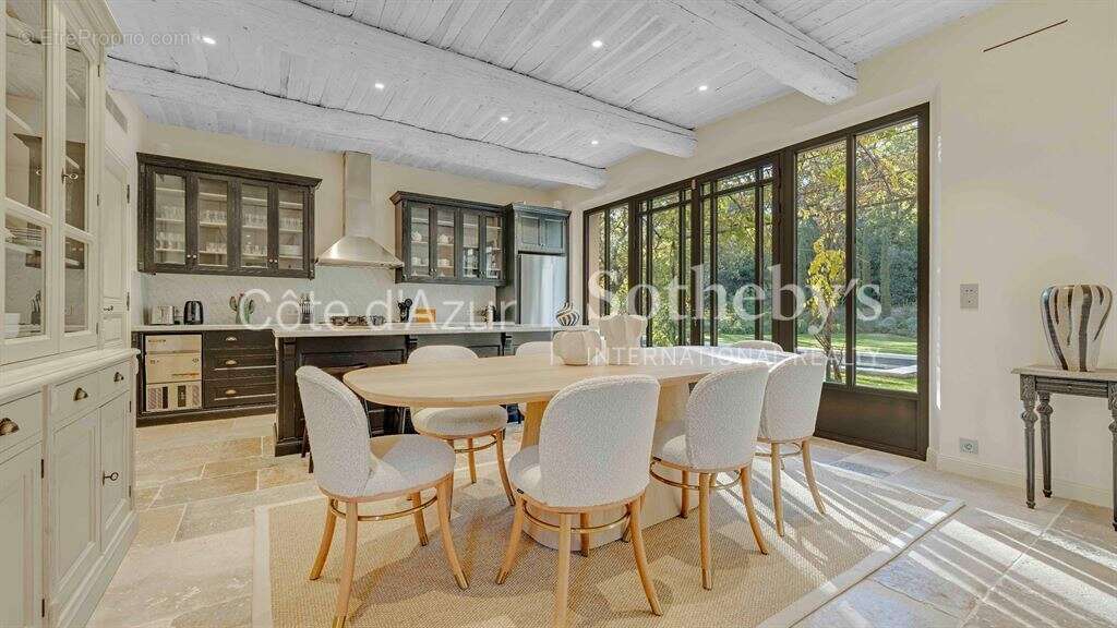 Saint-Tropez : Ensemble de deux villas avec piscines à vendre à proximité du centre - photo 11