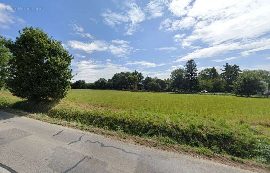 Terrain à SAINT-MEEN-LE-GRAND