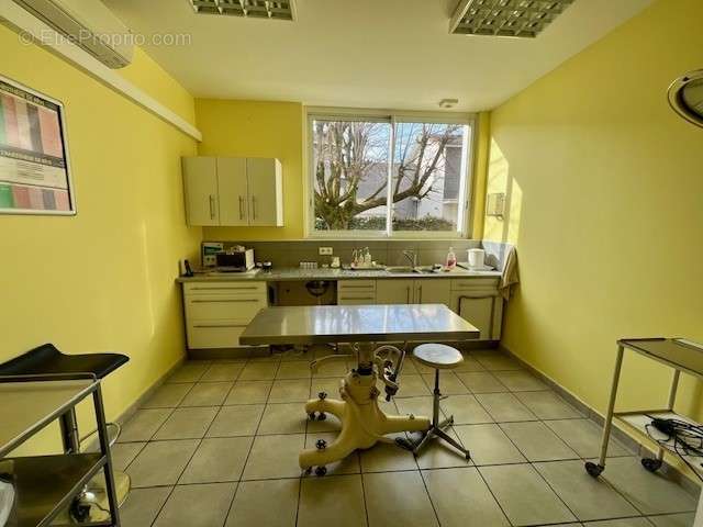   - Commerce à CROLLES