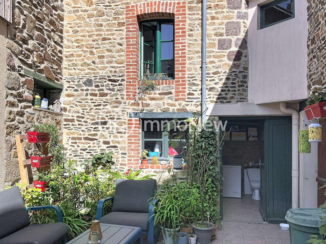 Une maison dans le bourg de SAINT JEAN LE THOMAS - photo 12