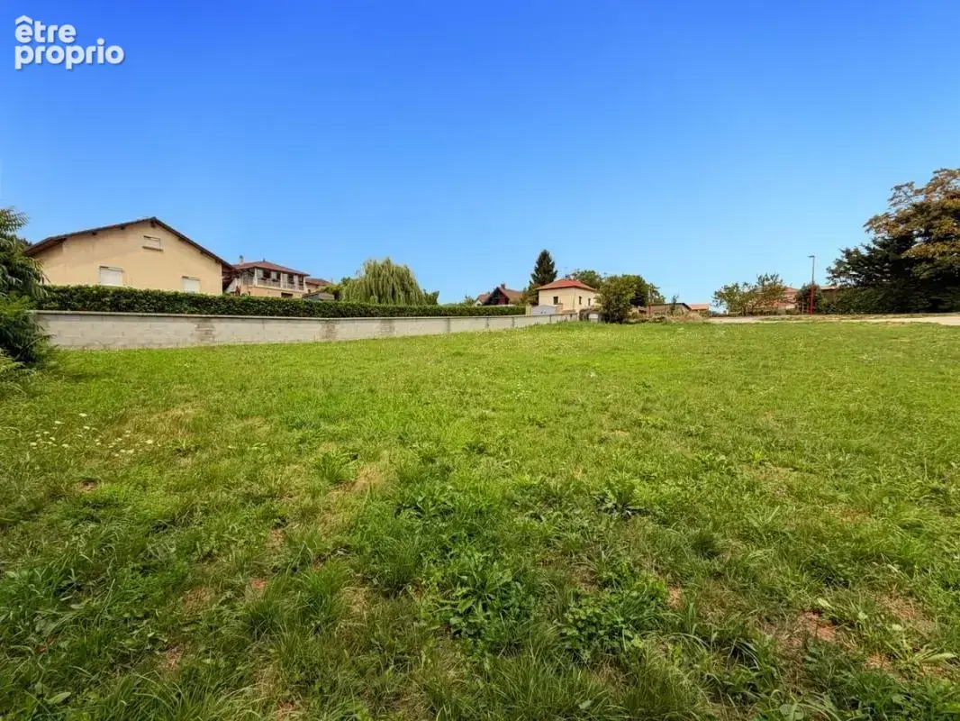 Terrain constructible de 1 500 m² au cœur du village de Crachier - photo 2