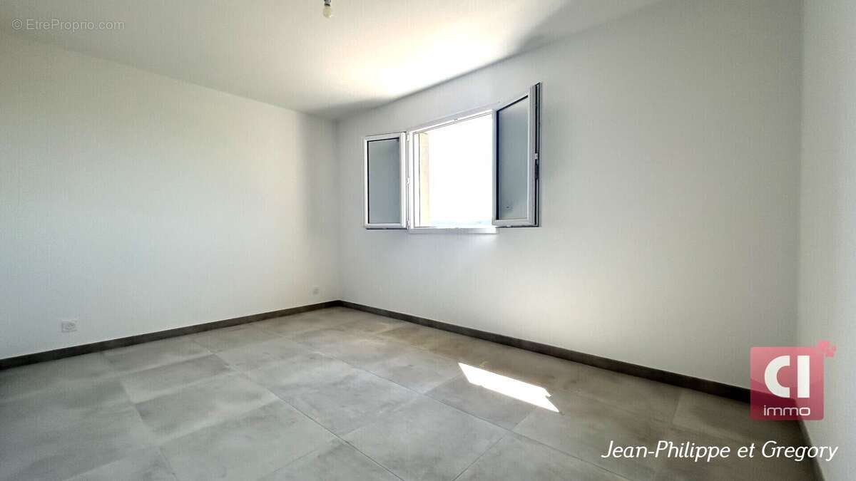 Villa de standing  Piscine, garage, terrain de 1 874 m² et vue incroyable - photo 10