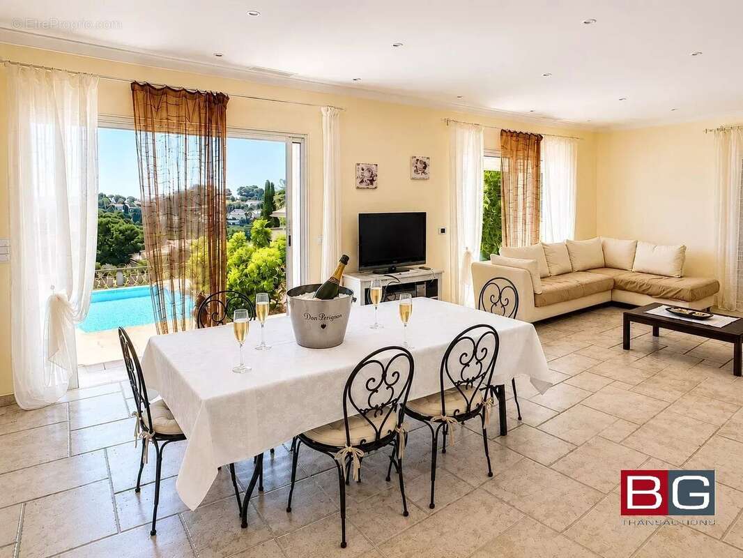 Vue panoramique sur le Cap d'Antibes – Élégante villa contemporaine de 5 pièces - photo 5
