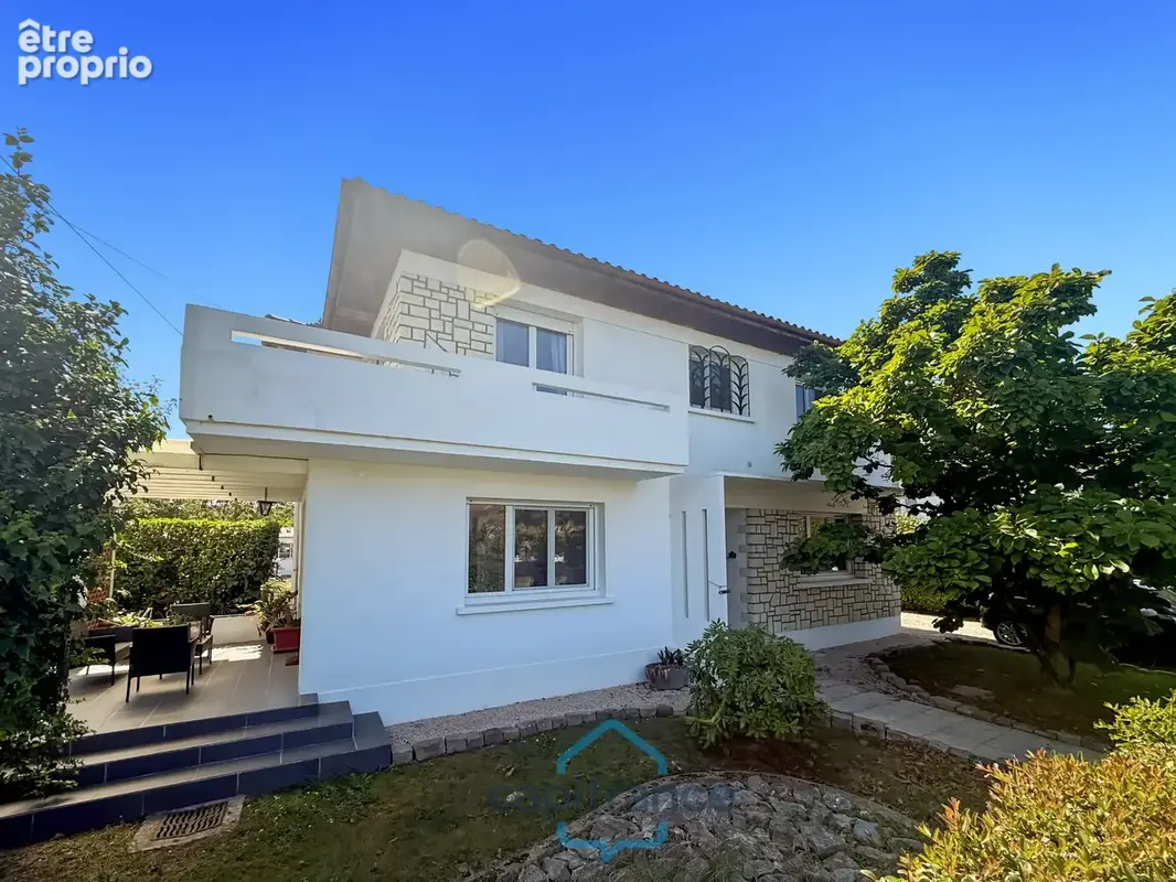 Dpt Gers (32), à vendre RISCLE très belle maison T8 de 220 m² habitables + grand garage et dépendances sur 875 m² de terrain, au - photo 10
