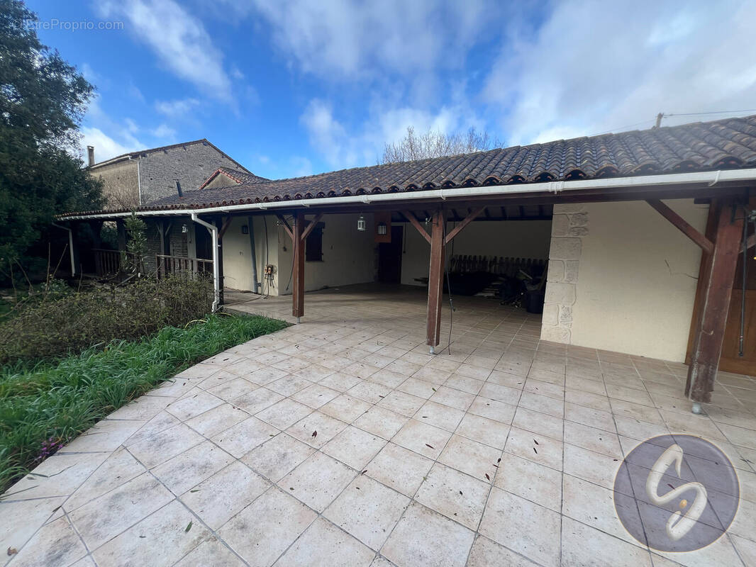 Maison à LIMALONGES