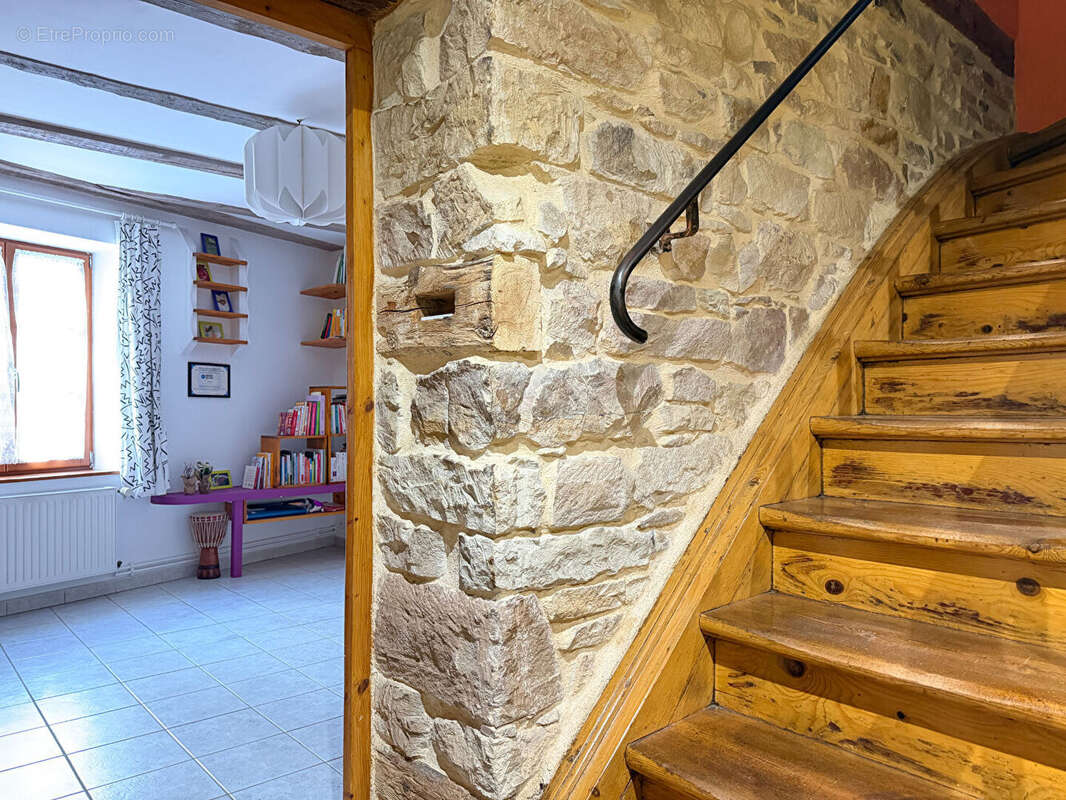 7 pièces - 5 chambres - 163,56 m2 habitables et 139 m2 aménageables - 197 m² de terrain - photo 8