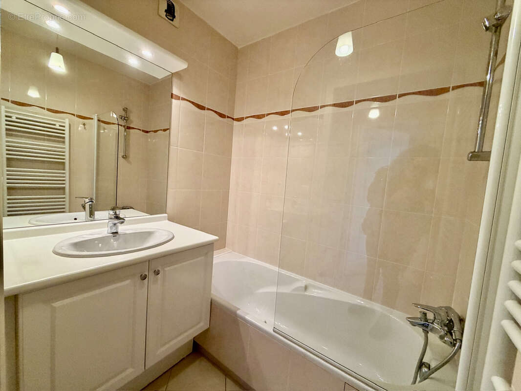 Appartement à SAINT-LAURENT-DU-VAR