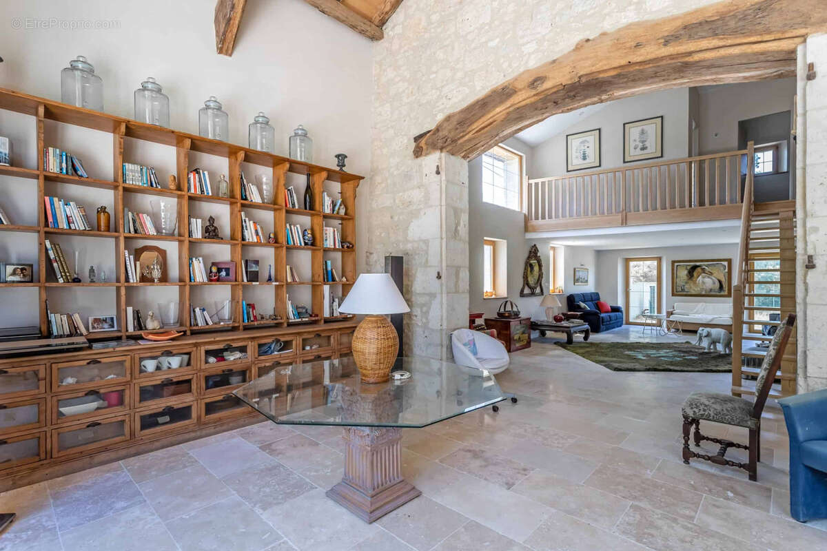 Stone property with renovation project - photo 10