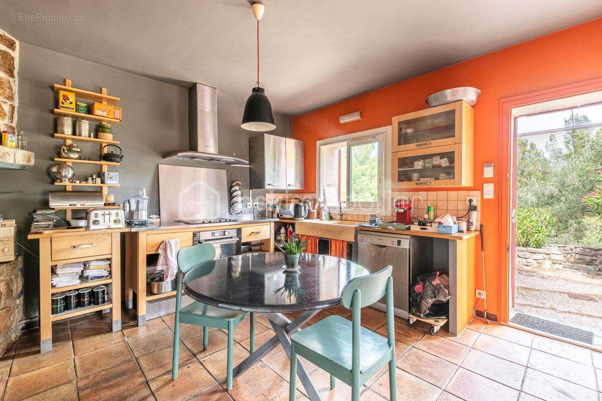 Maison à LE REVEST-LES-EAUX